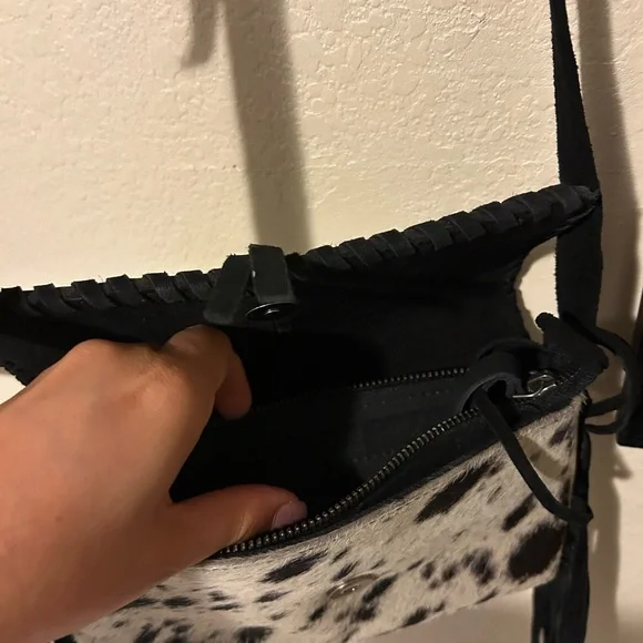 Shyanne women’s cassidy hair-on tooled Leather crossbody - Picture 6 of 7